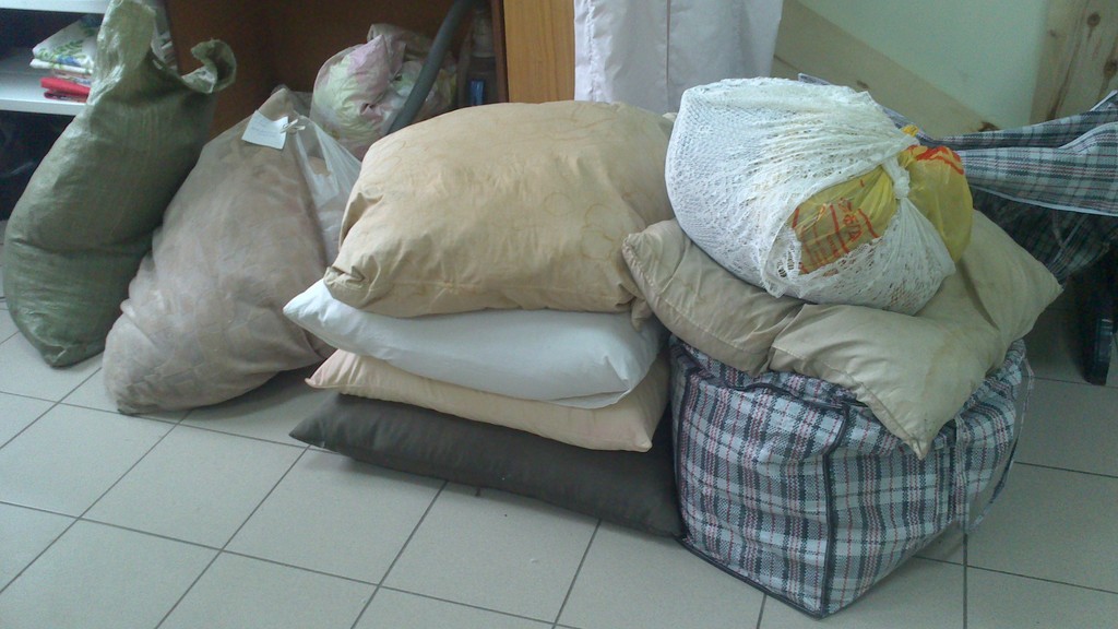 Хата сброшены на пол подушки. Старая подушка. Советские подушки перьевые. Перины подушки старые. Подушка до и после.